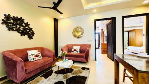 Greater Kailash Apartment | BluO 2BHK - M Block Mkt - Lift , Balcony , Parking