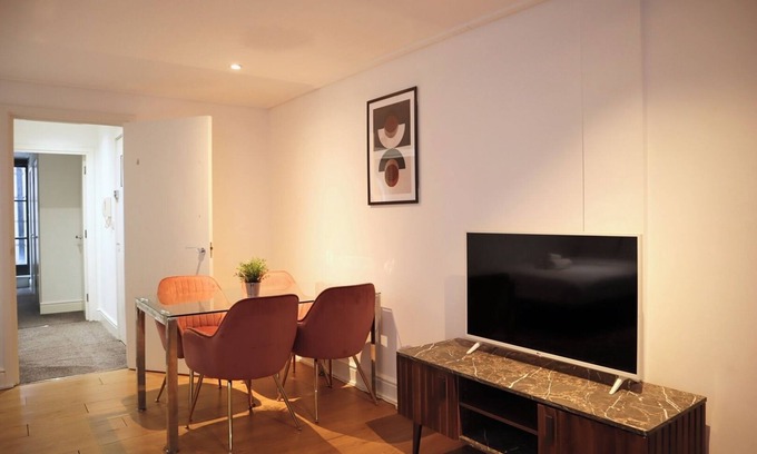 The City of London Apartment | BnBNook - 1BR with Patio - St. Paul’s Cathedral