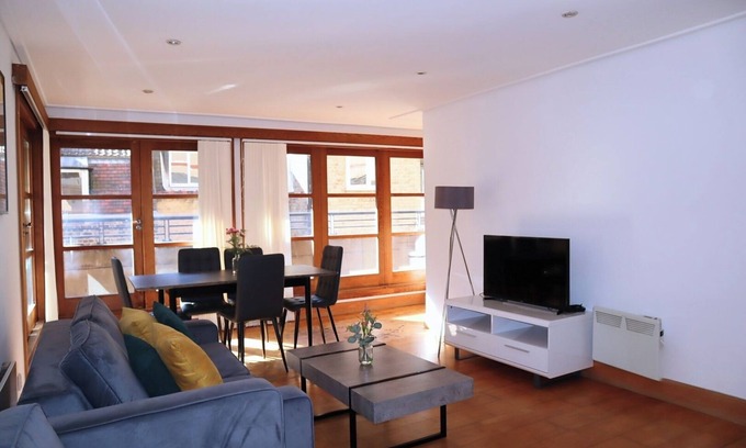The City of London Apartment | BnBNook - 2BR Penthouse - Covent Garden and West End