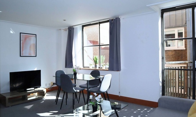 The City of London Apartment | BnBNook - Central 2BR with Balcony - Soho and Strand