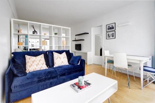 Saint-Thomas-d'Aquin Apartment | BnBNook - Cozy Studio with Balcony - Eiffel Tower