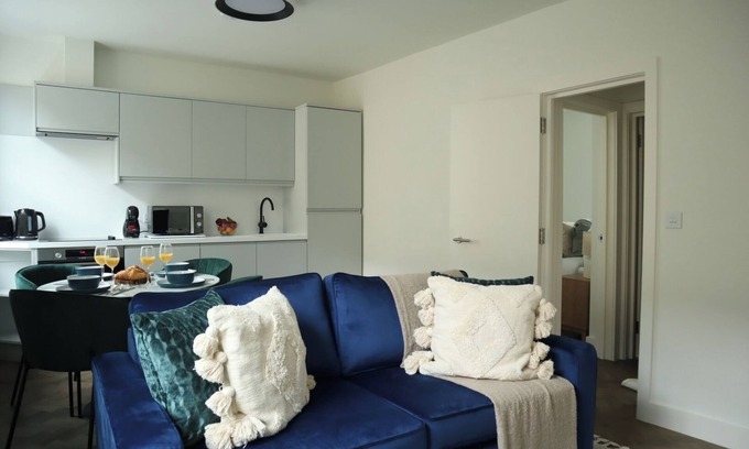 St Luke's Apartment | BnBNook - Modern 1BR Near Old Street and Barbican