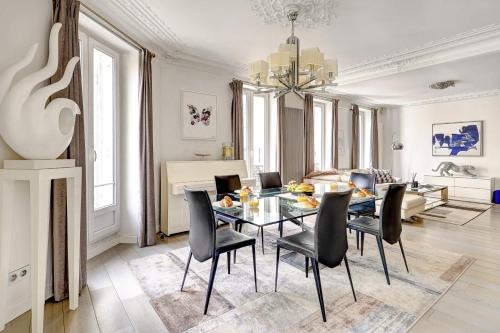 Chaillot Apartment | BnBNova - Elegant 3BR Champs-Élysées & Arc de Triomphe
