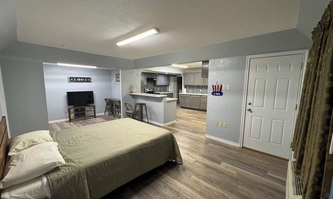 Clear Creek Hotel | BO HOTEL (Canadian Courts)