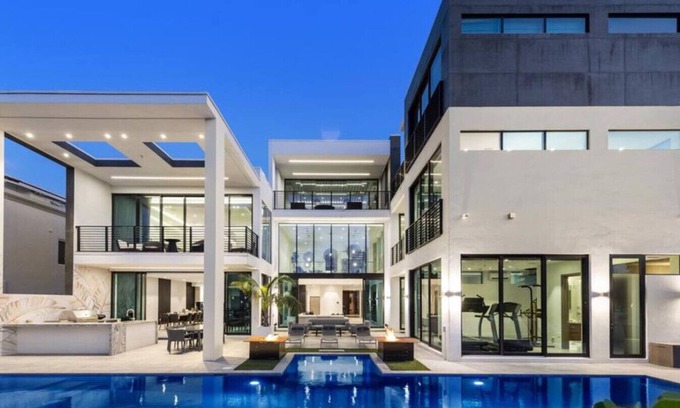 Coral Ridge Villa | Boardwalk Mansion-3-Story Waterfront Villa w Basketball & Mini Golf