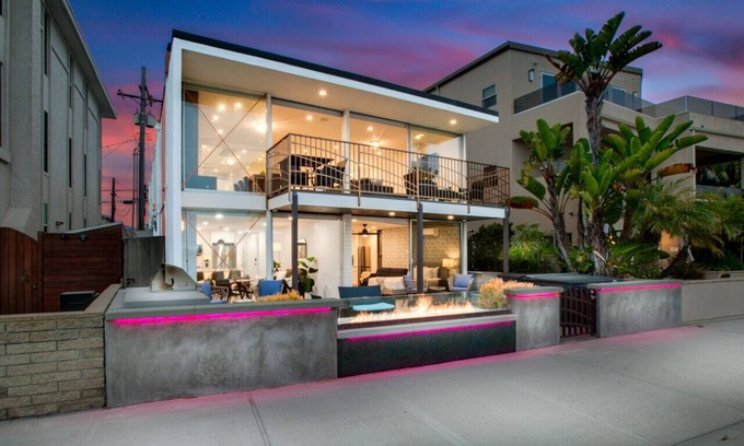 Central Mission Beach Condo | Boardwalk Stay Shared Hot Tub and Patio
