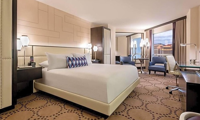 Las Vegas Strip Apartment | Boasting a seasonal outdoor swimming pool, a restaurant as well as a bar .