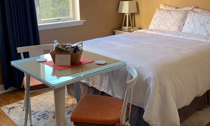 Huddleston Condo | Boat, fish, golf, swim, & dine at Mariners Landing on Smith Mountain Lake!