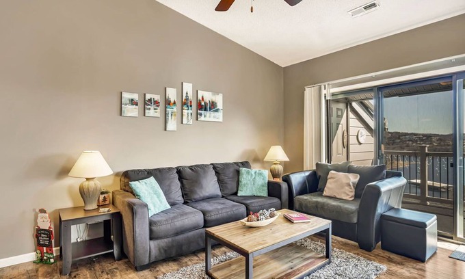 Indian Point Condo | Boat Slip Included! Perfect Location Near Silver Dollar City with Free Tickets