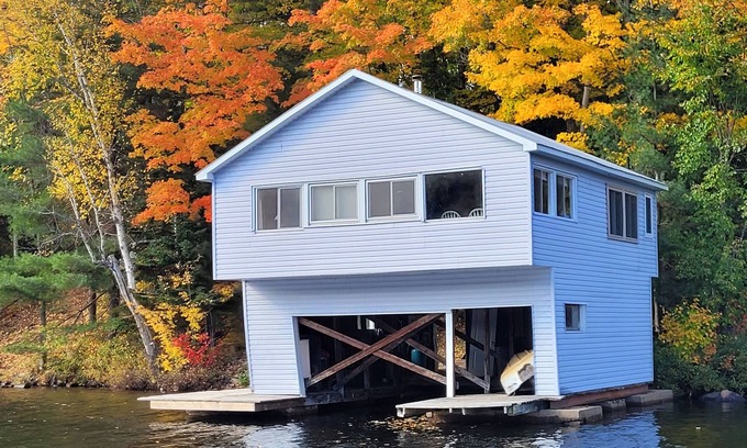 Faraday Cottage | BOATHOUSE - 2 BEDROOM WATERFRONT COTTAGE SPRING & SUMMER STILL FALL AVAILABLE!