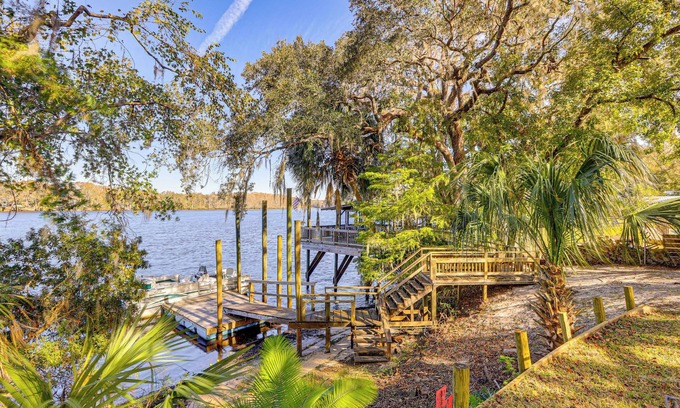 Chiefland House | Boathouse w/Screened Porch: Riverfront Escape!