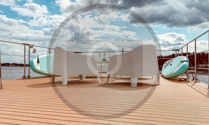 Havelsee Boat Rental | Boating holidays on this unique houseboat - relaxation and adventure, pure nature and city flair.