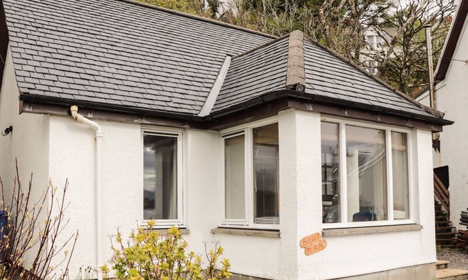 Balmacara Cottage | BOATMAN'S COTTAGE, pet friendly in Kyle Of Lochalsh