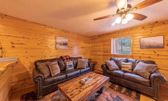 Christopher Creek Cabin | Bobcat Bunkhouse Cabin KING bed, WIFI, deck, full kitchen & BBQ-washer & dryer
