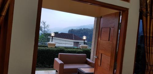 Cisarua Villa | BoBo queen house 3 ( villa baba II) mountain view