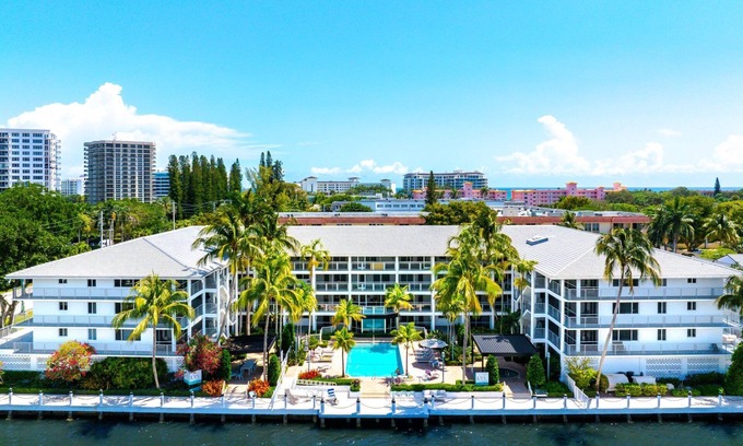 Boca Raton Apartment | Boca Waterfront Walk to Beach Pool & Hot Tub Gym Parking