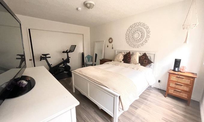 Sawtelle Apartment | Bohemian-chic thoughtfully decorated apartment in Brentwood. Cozy and spacious