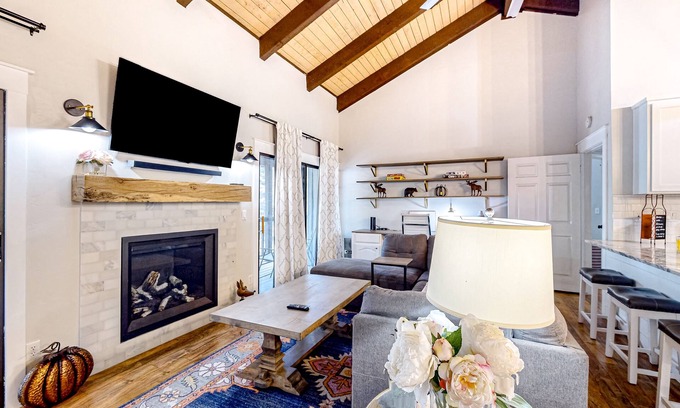 Pinetop Condo | Bohemian condo with updated interior, work desk, fireplace, & mountain views