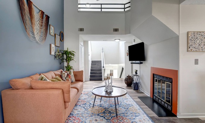Huntsville Condo | Bohemian MidCity/3 minutes from MidCity Huntsville/Updated Condo/Outdoor Balcony