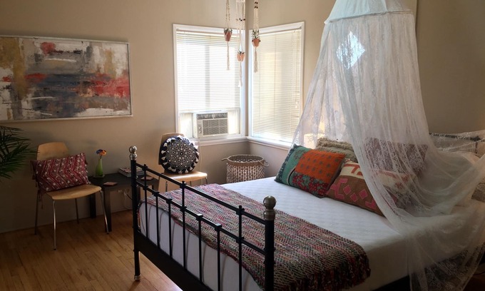 Burbank Apartment | Boho-Chic Retreat - Retro & Relaxing with Full Kitchen