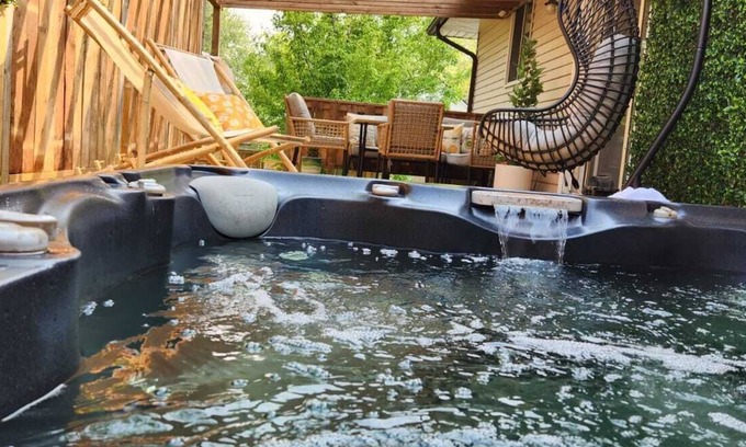Crystal Beach House | BOHO COTTAGE "Hot Tub & Close to Beach"