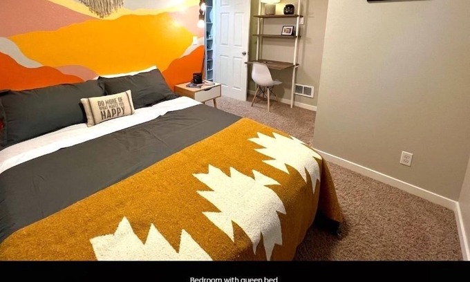 South End House | Boho Trails - 2 bed (1 BDRM) laundry&fenced yrd - close to great hikes