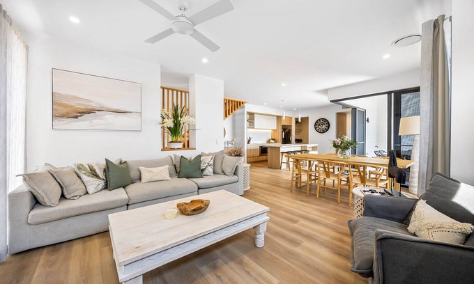 Bokarina House | Bokarina 3-Bed Stunning Home, Steps from Beach