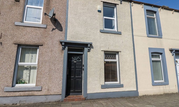 Stainburn House | BOLTON TERRACE, pet friendly, with a garden in Workington