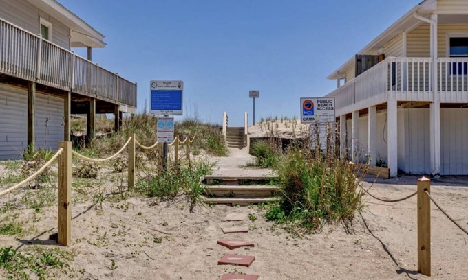 Surf City House | Bombastic Home ~Steps to Beach~Hot Tub~Game Room~Sleeps 13!
