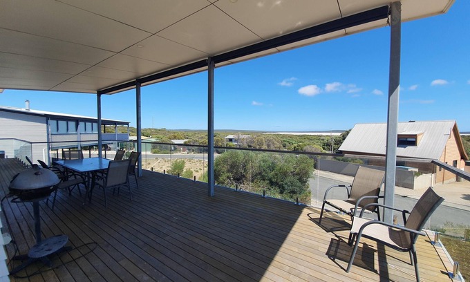 Warrenben House | Bombora - Modern House with Sea views right next to Penguin Point Reserve