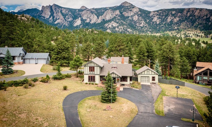 Estes Park House | Bond Manor Vacation Home by Estes Park Homes