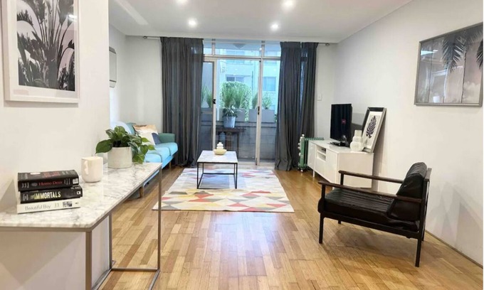 Sydney Apartment | Bondi Beach Pad 5min to the sand! w/option for 2 car spaces if required.
