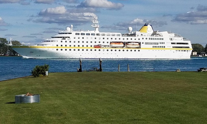 Roberts Landing House | "Bonfire's , Hot tub and Freighters "