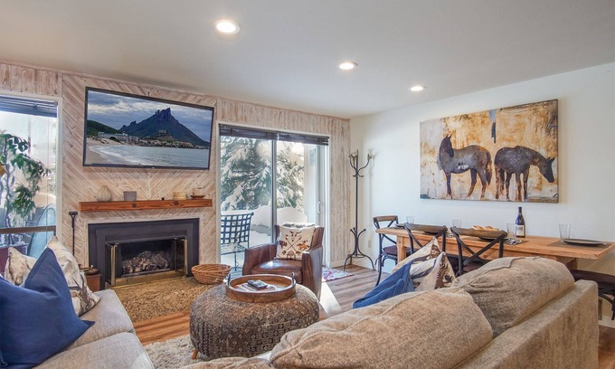 Elkhorn Village Condo | Bonne Vie Condo with Elkhorn Amenity Passes!