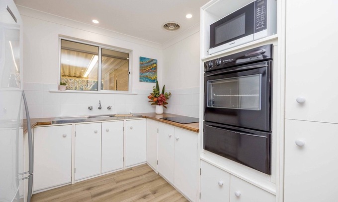 Bonny Hills Cottage | Bonny Getaway - walk to 4 beaches