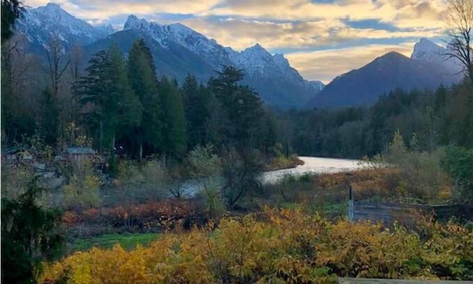 Gold Bar Cabin | Bonny Sky Lodge- private riverfront log cabin w/mountain view, hot tub, generator backup!