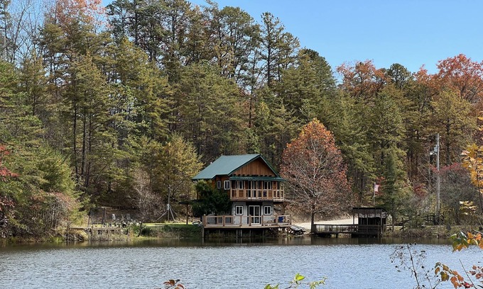 Heidelberg Cabin | Boo Bear - New luxury lakeside cabin with hot tub near Red River Gorge