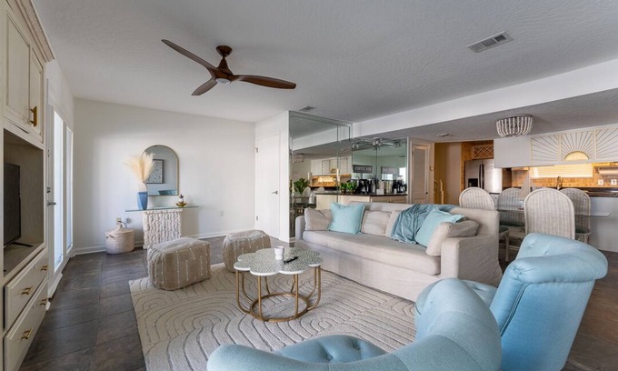 Holiday Isle House | Boo-kini season!~Harborfront~2Min2Beach~3 Decks~Water Taxi available or Tie Off!