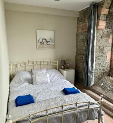 Criccieth Apartment | BOOK A 2 NIGHT STAY! Unique Church, Fresh Sea Breezes, Sea Views
