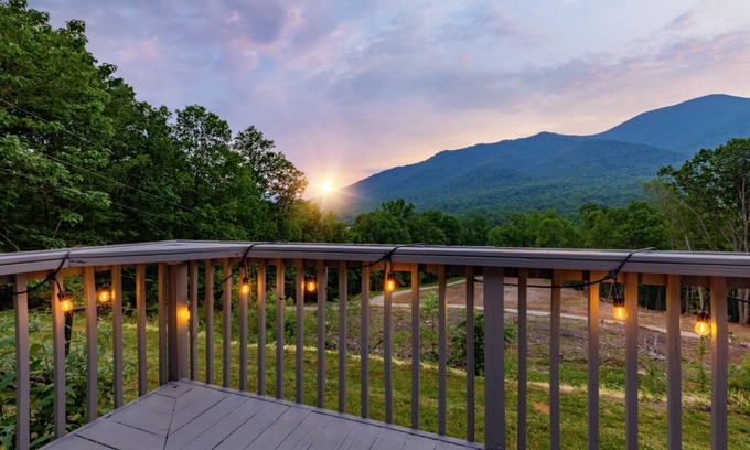 Roseland House | Book for Fall! Nelson 151, MTN views!