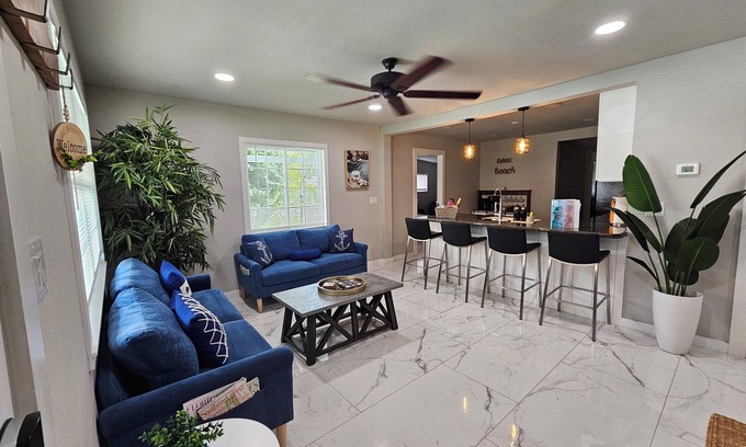 Newtown House | Book now, and make memories that will last a lifetime in the heart of Sarasota!