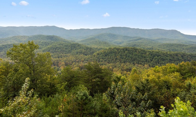Gatlinburg - Pigeon Forge Cabin | -Book now for Fall!- 5+ BR Log Home, Amazing View, Hot tub, Game Room