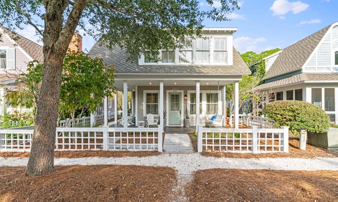 WaterSound Beach House | Book Now for Fall Stays! Convenient location! Golf Cart! Charming WaterSound Cottage!