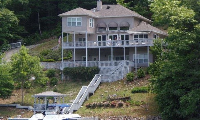 Unaka House | Book now for Summer 2020 On Lake Hiwassee Lake INCREDIBLE LAKE FRONTAGE
