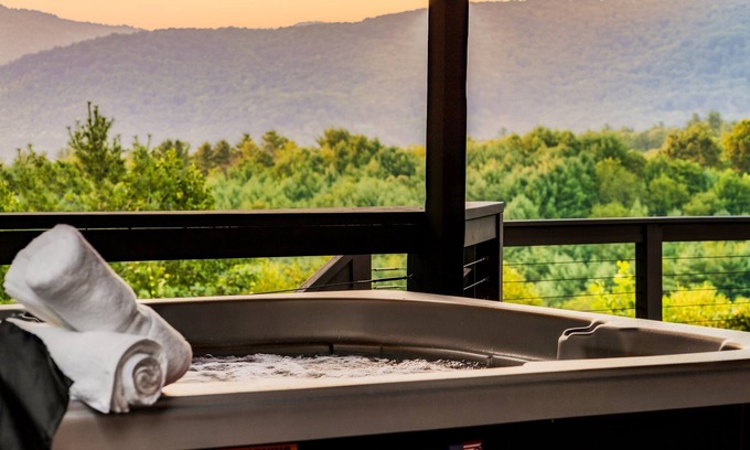 Fairview House | Book Sep & Oct Now! Epic Views! Heated Pool! Sauna