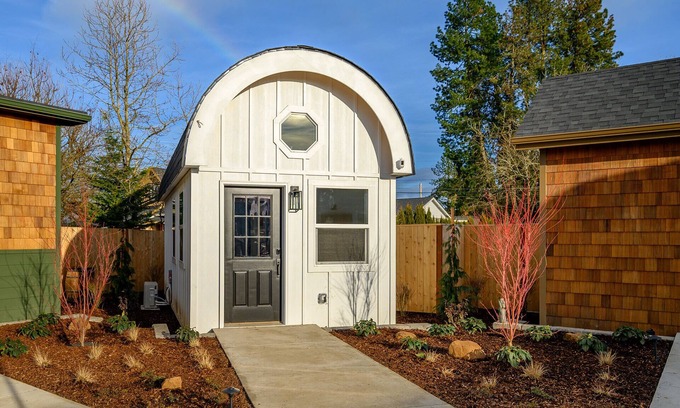 McMinnville Cottage | Book the Farmhouse at The Boutique Retreat in historic downtown McMinnville.