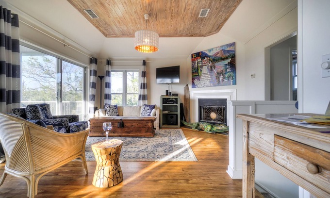 East End House | Book your getaway now! Relax on the screened porch looking out over the Bay!