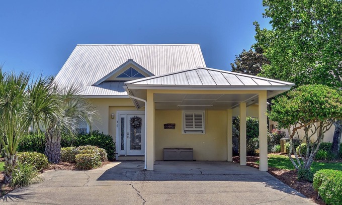 Miramar Beach House | Book your next beach vacation at the Cozy Cottage in Mainsail!