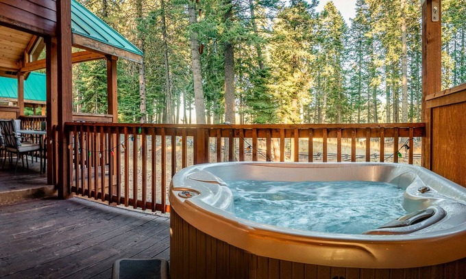 Ashland Cabin | BookStayHop -#52 Cabin on Hyatt Prairie Rd. With a Hot Tub and Mountain Views!