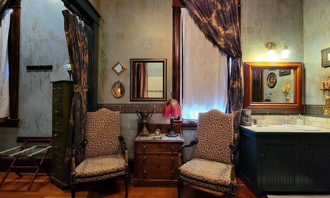 Historic Railroad District House | BookStayHop - Peerless Suites 1, 2 and 5